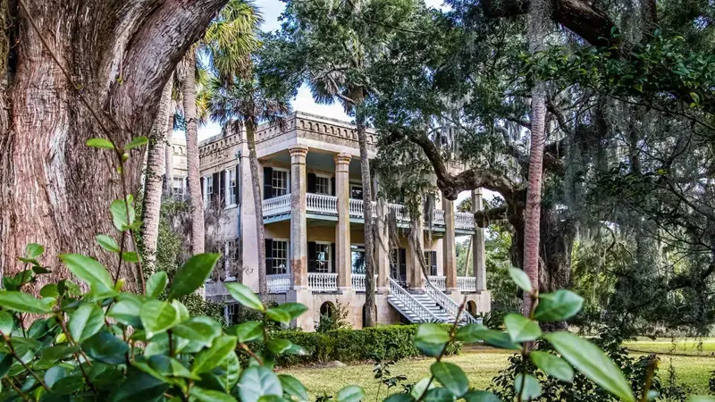 Antebellum houses on The Bluff in Beaufort on a bus tour, a day trip from Charleston, South Carolina
